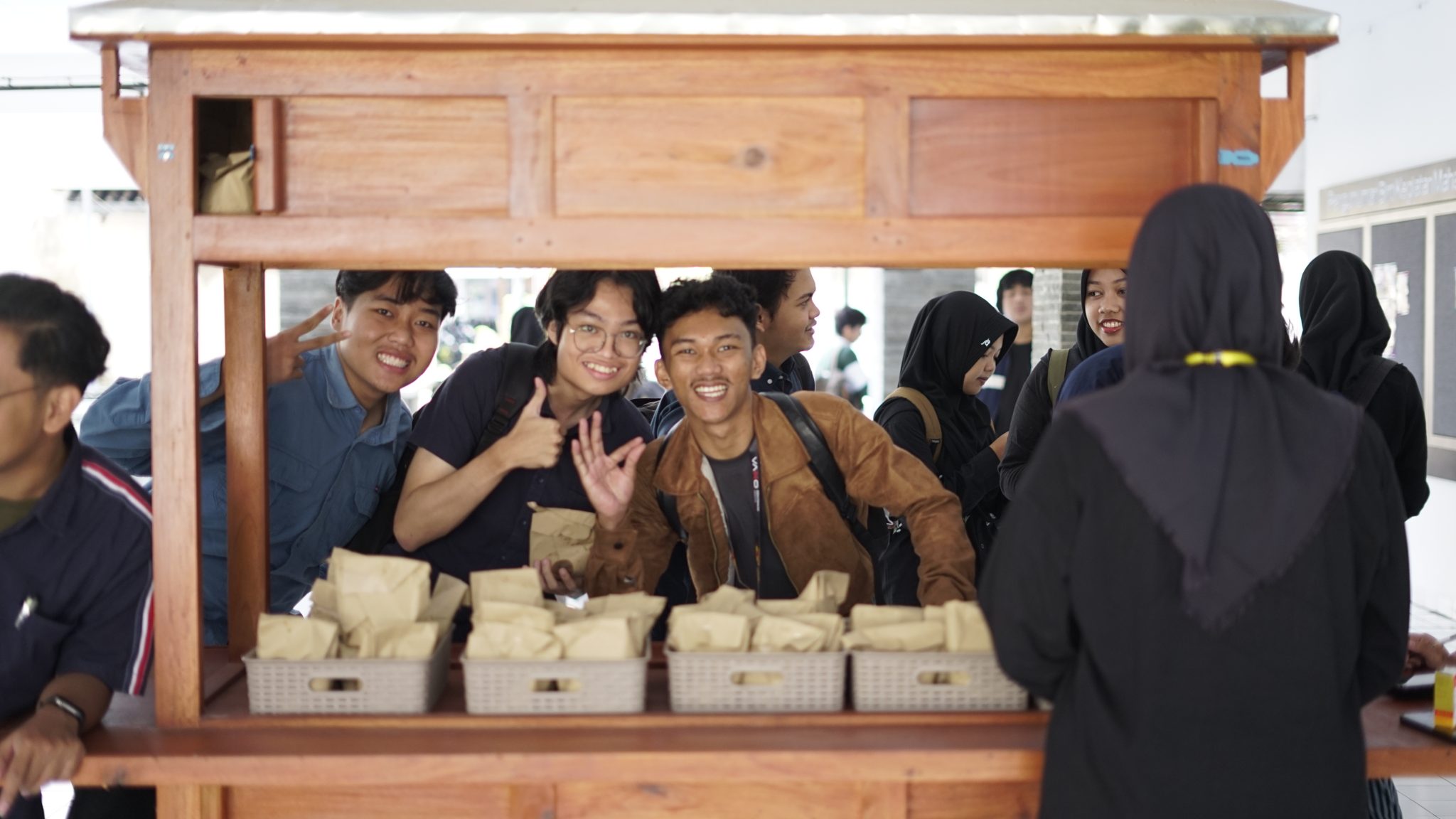 Fakultas Filsafat Bagikan Sarapan Gratis Bagi Mahasiswa Selama Ujian